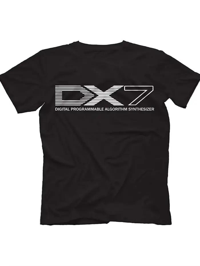 Le t-shirt noir présente un motif graphique de l'algorithme du synthétiseur numérique Dx7 et un t-sh