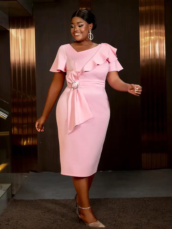 Robe rose chic pour femmes, col asymétrique, volants, manches courtes, nœud, idéale pour les rassemb