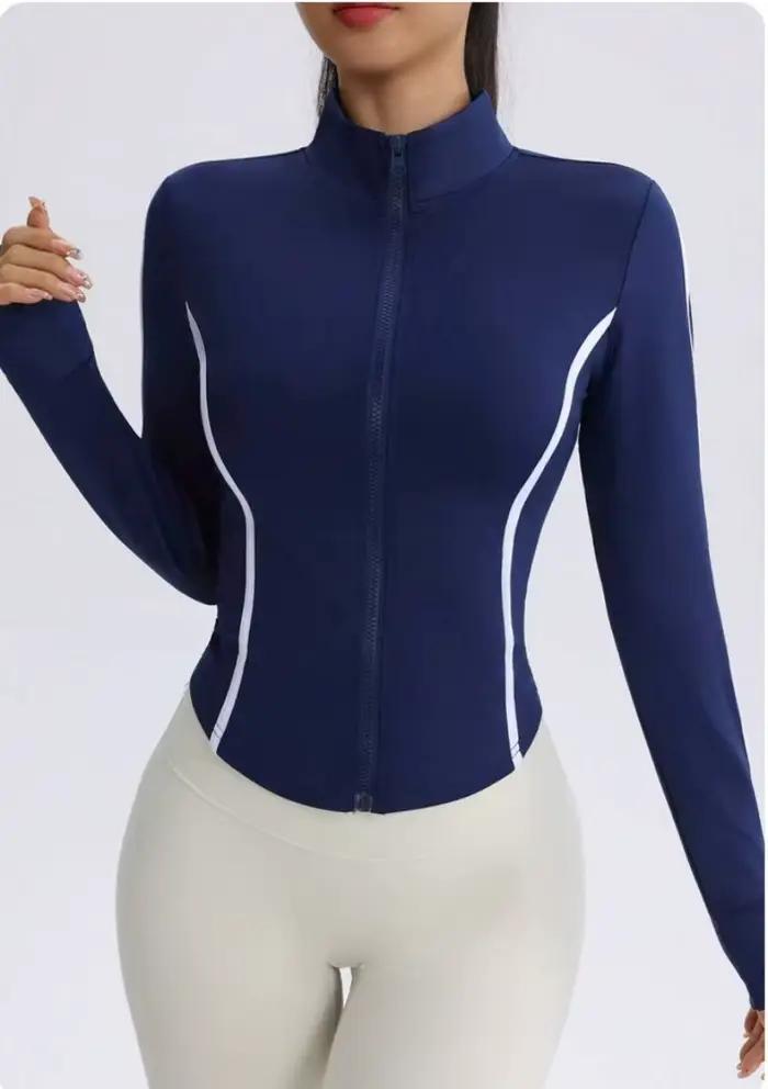 Veste de yoga bleu marine pour femme avec surpiqûres contrastées blanches, coupe ajustée, fermeture 
