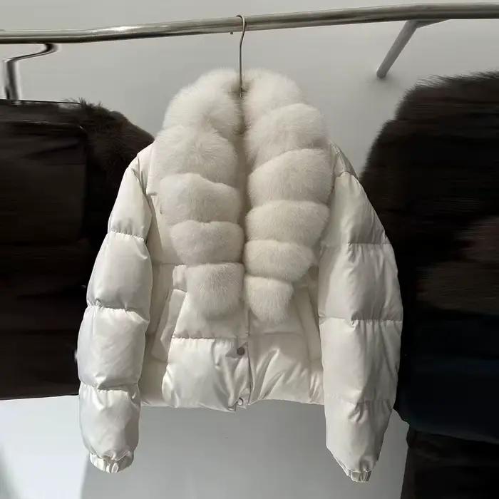 Doudoune matelassée chaude à simple boutonnage pour femme avec grand col en fourrure naturelle et co