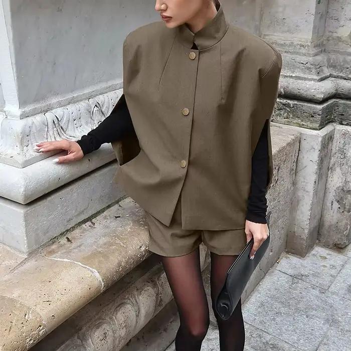 Ensemble deux pièces rétro kaki pour femme : gilet cape sans manches à col montant et short, design 