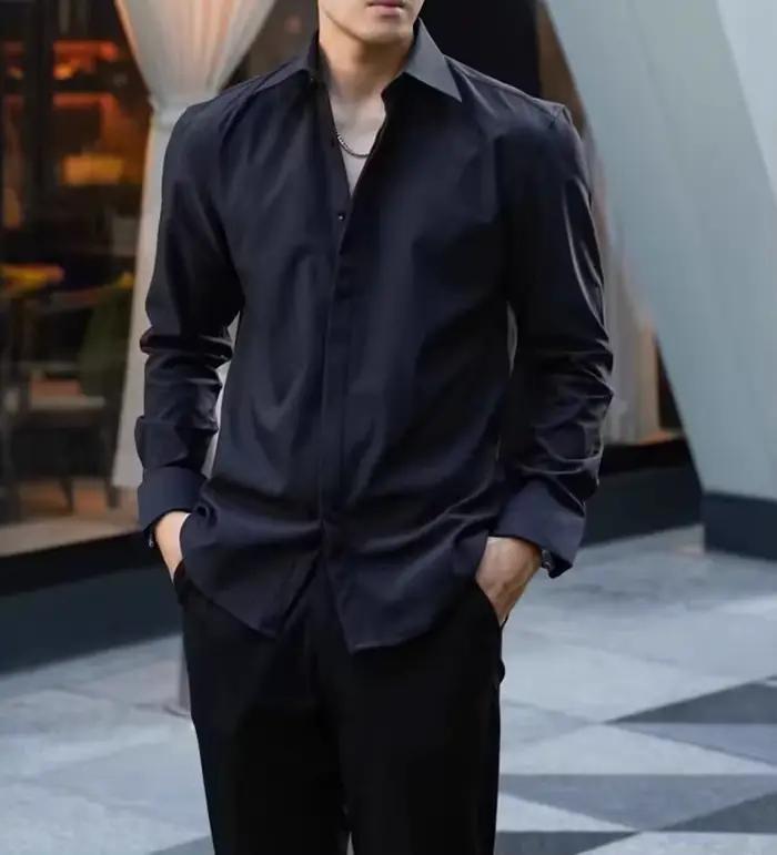 Chemise blanche à boutons foncés pour homme, collection Printemps-Été 2026, coupe ample, manches lon