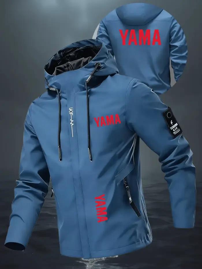 La veste coupe-vent et imperméable est imprimée avec le motif « YAMA » et est de coupe ample, idéale