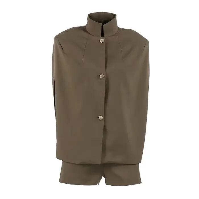 Ensemble deux pièces rétro kaki pour femme : gilet cape sans manches à col montant et short