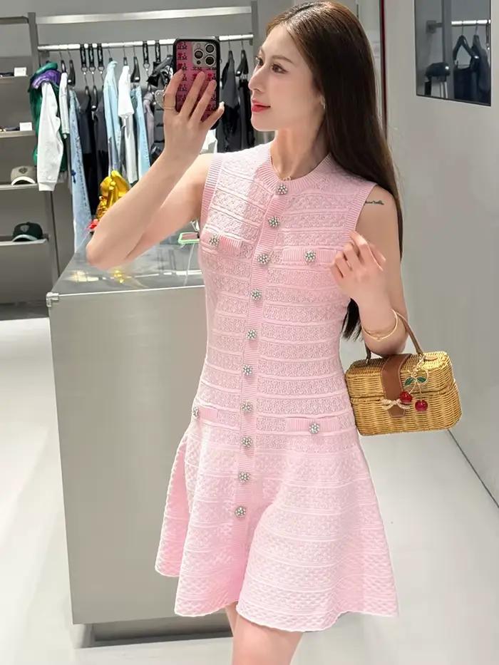 Robe en tricot rose sans manches