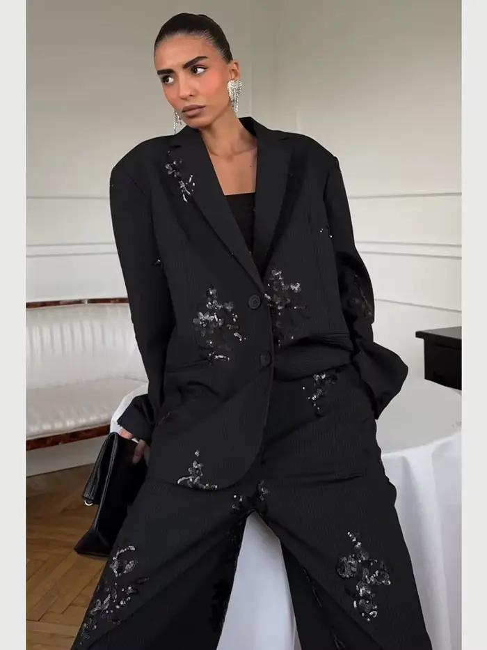 Blazer brodé à paillettes noires