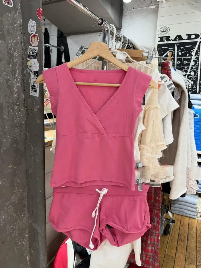 T-shirts roses à col en V sans manches pour femmes