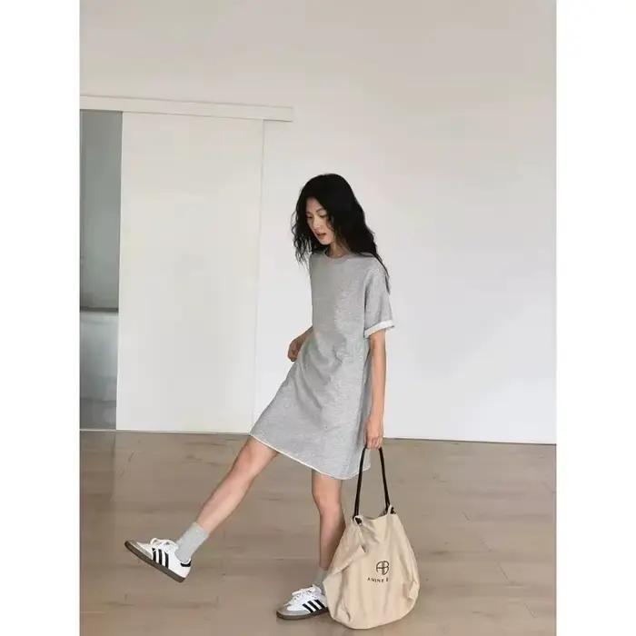 Robe T-shirt grise en tissu éponge à manches retroussées pour femme