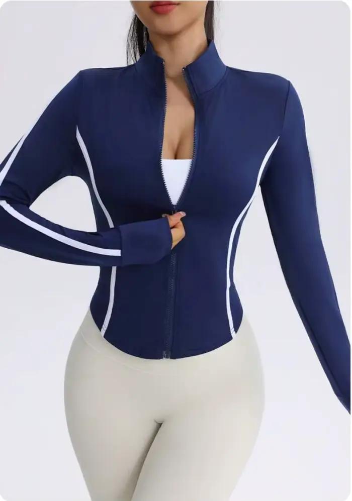 Veste de yoga bleu marine pour femme avec surpiqûres contrastées blanches, coupe ajustée, fermeture éclair intégrale, col montant, haut de sport pour l'entraînement