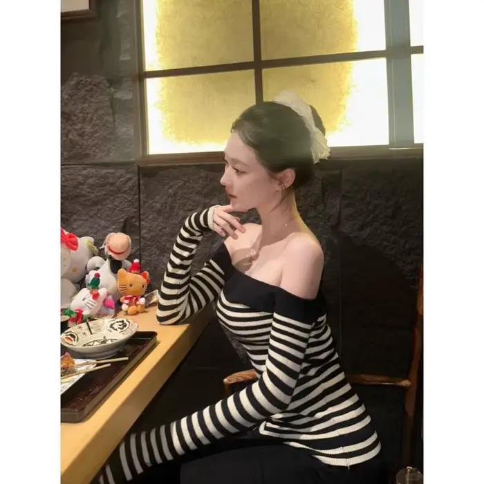 Pull à une épaule rayé de couleur contrastée pour femmes en automne hiver tempérament mince haut pur