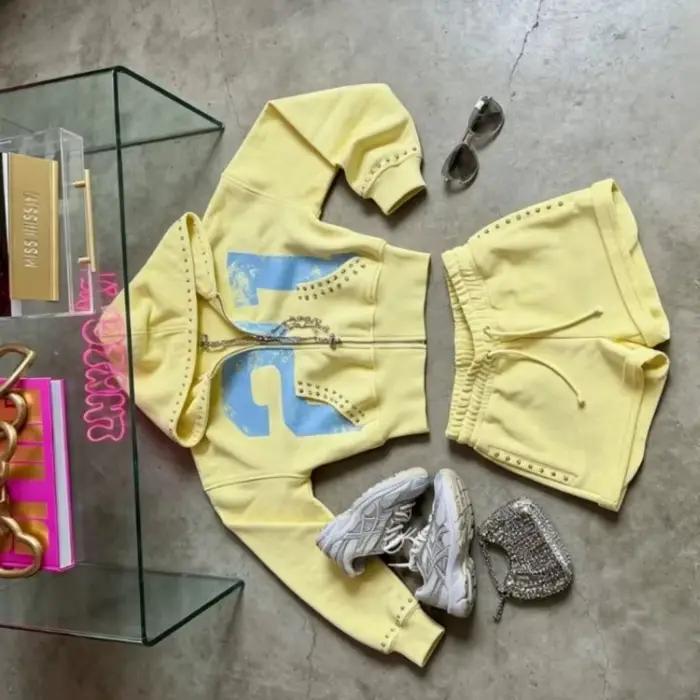 Ensemble sweat-shirt et short Y2K rétro hip-hop streetwear jaune à motif clouté pour femme – Tenue sportive d'été