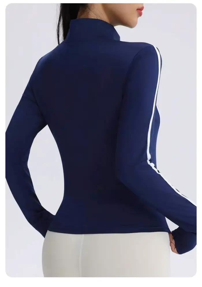 Veste de yoga bleu marine pour femme avec surpiqûres contrastées blanches, coupe ajustée, fermeture éclair intégrale, col montant, haut de sport pour l'entraînement