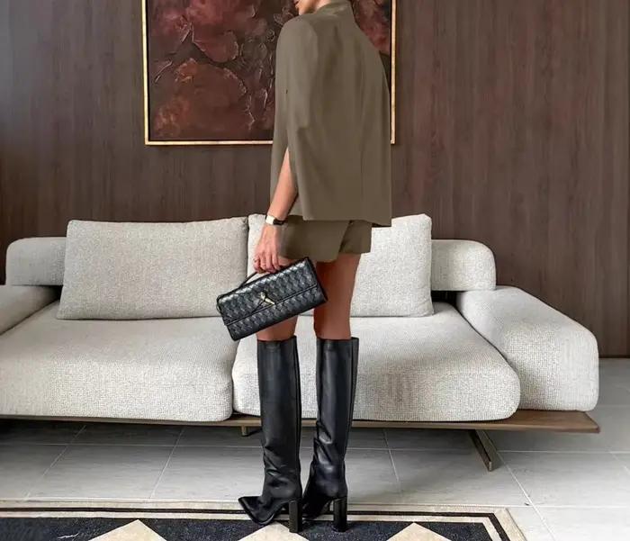 Ensemble deux pièces rétro kaki pour femme : gilet cape sans manches à col montant et short