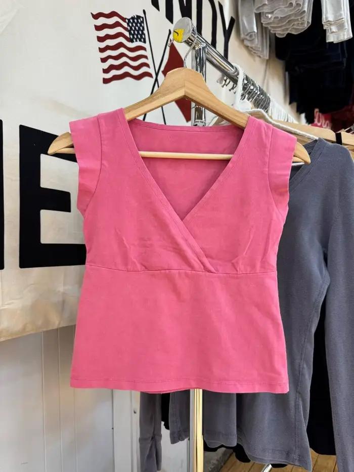 T-shirts roses à col en V sans manches pour femmes