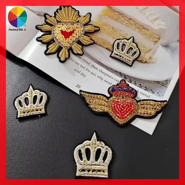 Nouvel autocollant décoratif en tissu fait main avec couronne perlée