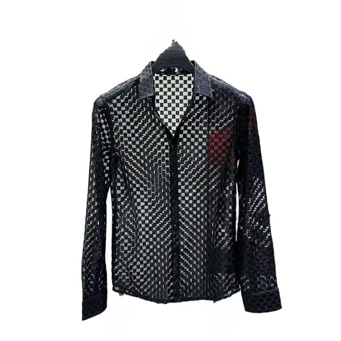 Chemises noires et blanches pour hommes