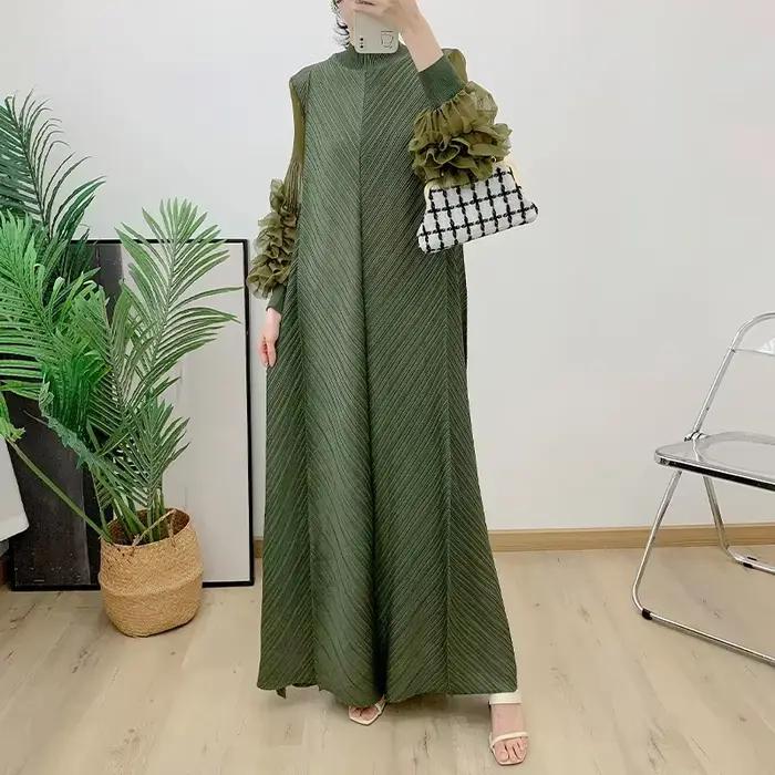 Robe longue plissée avec manches à volants