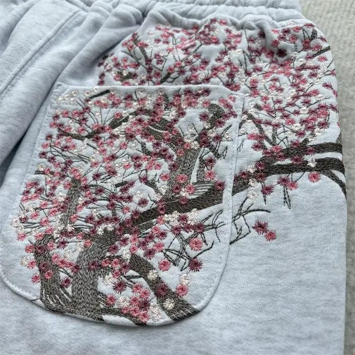 Sweat à capuche brodé motif fleur de prunier pour homme et femme