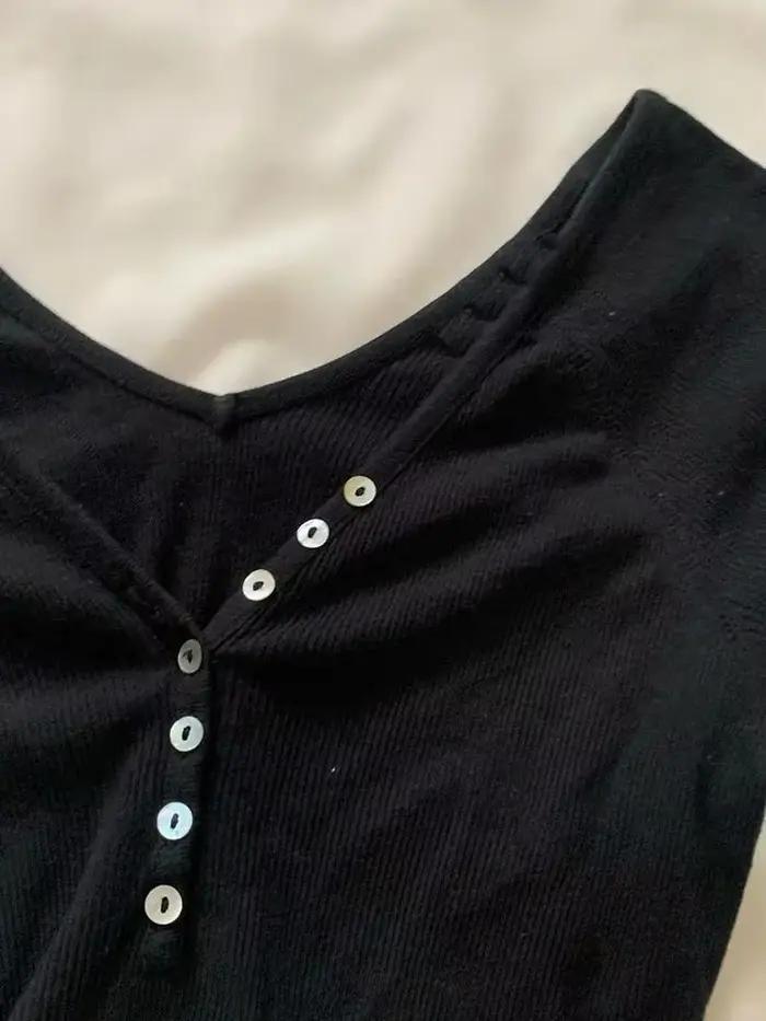 T-shirt noir à col en v pour femmes