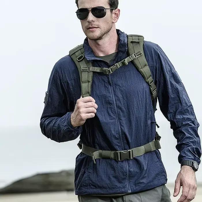 Veste imperméable à capuche pour homme