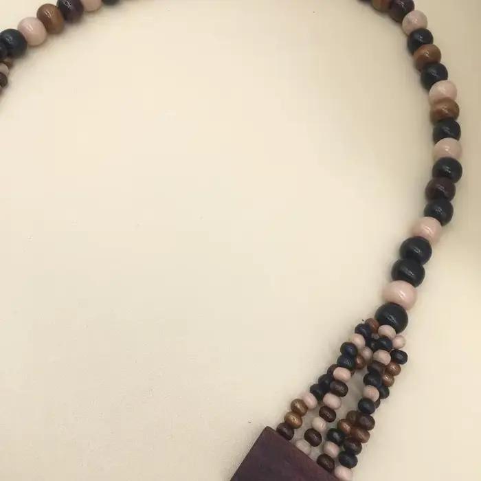 Collier ethnique géométrique en perles de bois avec chaîne de pull multicouche