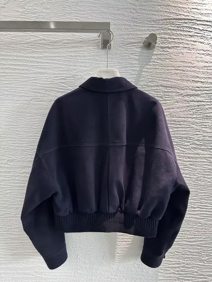Veste courte bleu marine pour femme, col rabattu, boutons métalliques, poches à rabat, manches longues amples, style décontracté streetwear, vêtement d'extérieur féminin
