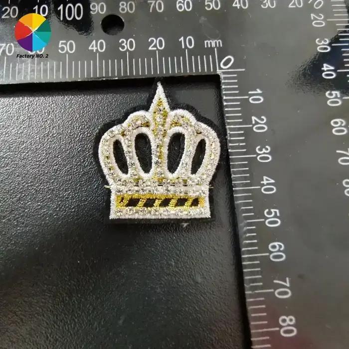 Nouvel autocollant décoratif en tissu fait main avec couronne perlée