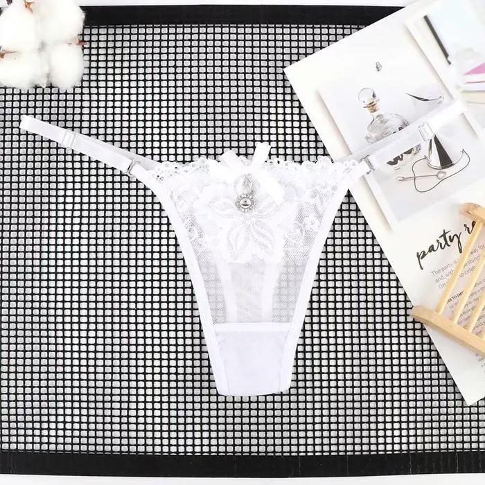Culotte en dentelle avec pendentif perle pour femme