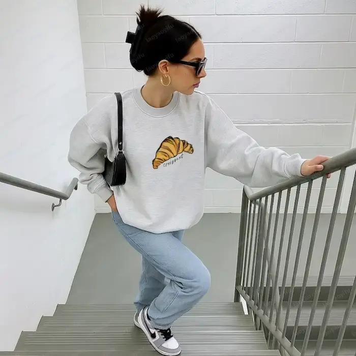 Sweatshirt tendance Parisien à thème pâtisserie pour femmes amateurs de croissants et activités de plein air automne hiver coton polyester doublure en laine fourrure artificielle confortable pour sorties et entraînements