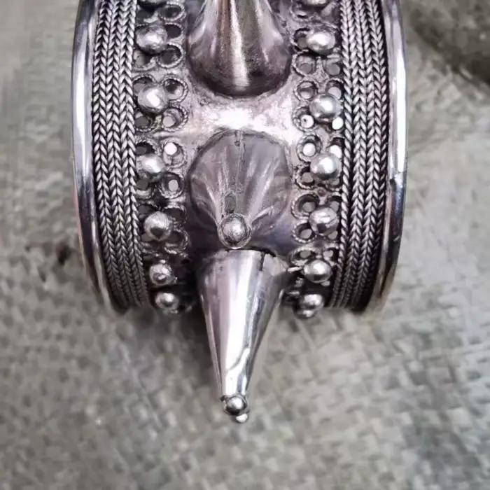 Bracelets et bijoux de style ethnique classique